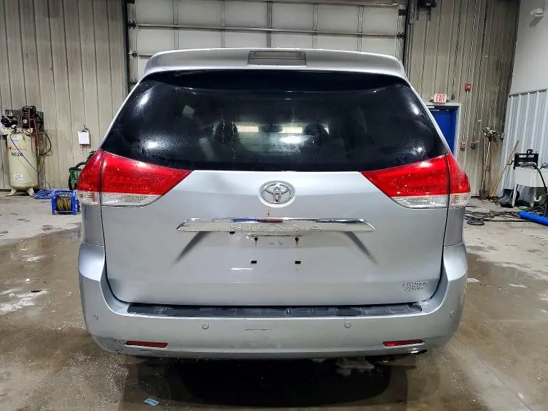 2014 TOYOTA SIENNA XLE  