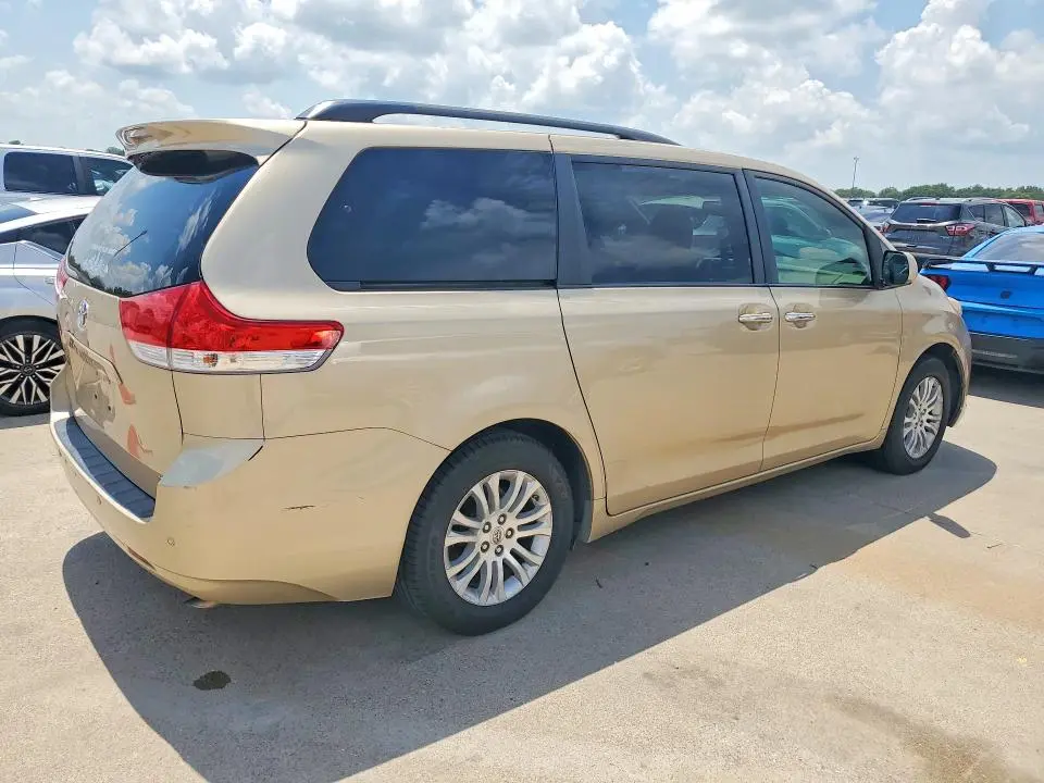 2011 TOYOTA SIENNA   