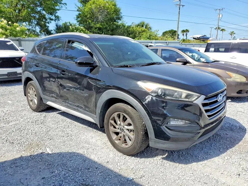 2017 HYUNDAI TUCSON SE  