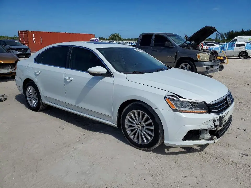 2016 VOLKSWAGEN PASSAT SE  