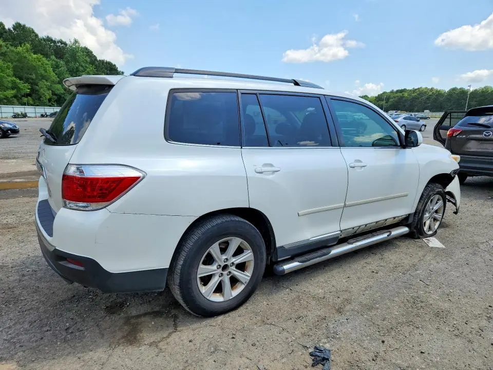 2011 TOYOTA HIGHLANDER SE  