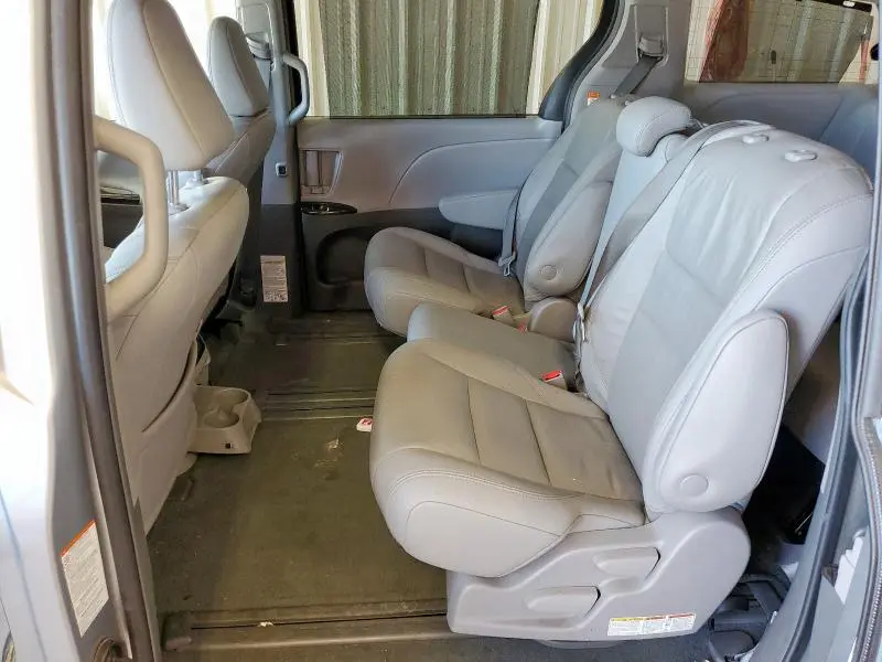 2019 TOYOTA SIENNA XLE  