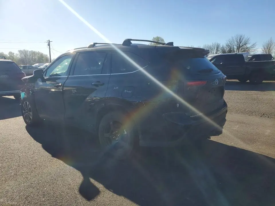 2022 TOYOTA HIGHLANDER XLE  