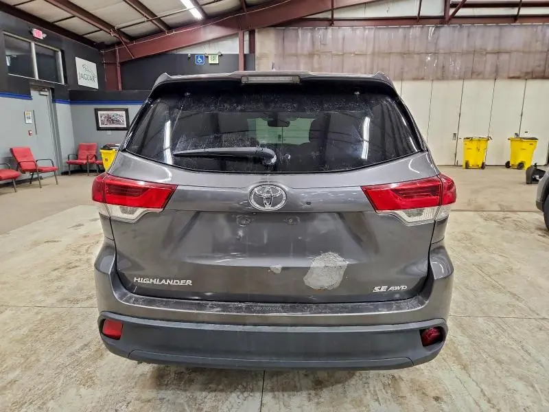2017 TOYOTA HIGHLANDER SE  