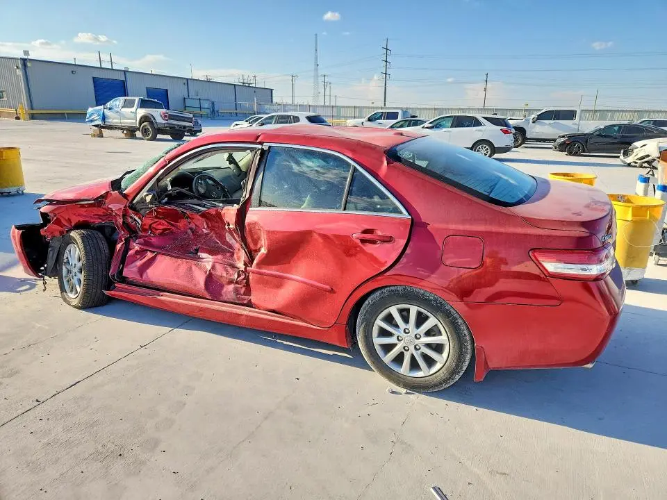 2011 TOYOTA CAMRY XLE V6  