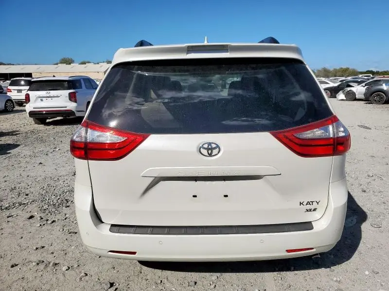 2019 TOYOTA SIENNA XLE  