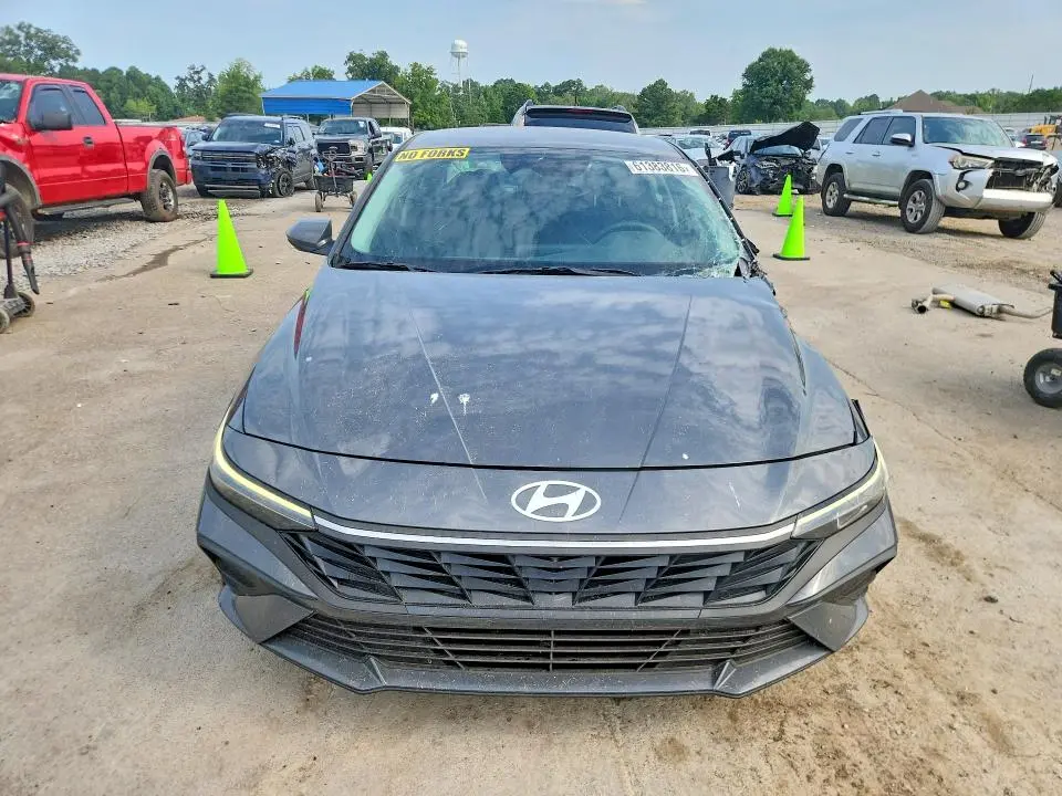 2025 HYUNDAI ELANTRA SE  