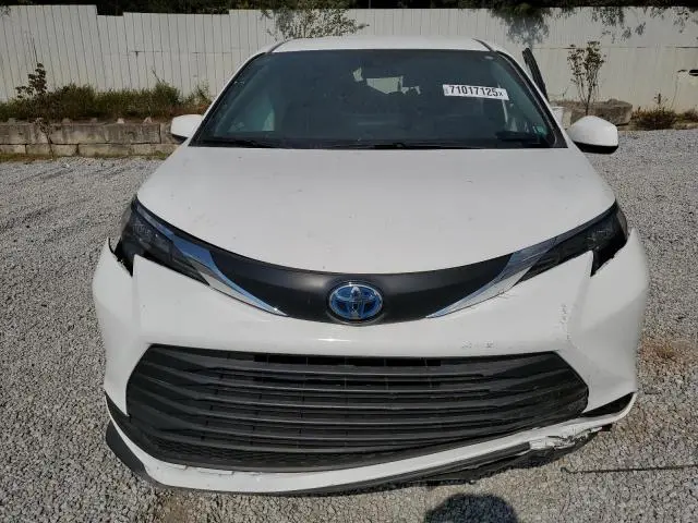 2025 TOYOTA SIENNA LE