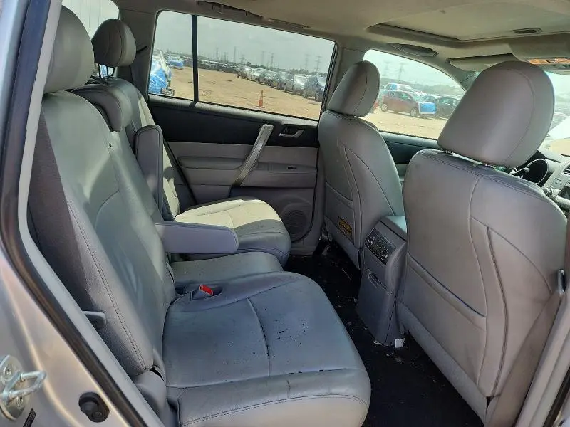 2012 TOYOTA HIGHLANDER SE  