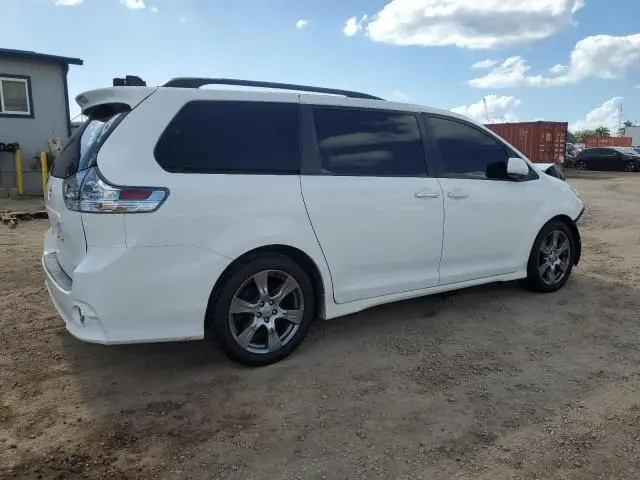 2017 TOYOTA SIENNA SE  