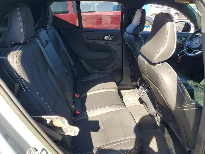 2022 VOLVO XC40 T5 R-DESIGN  