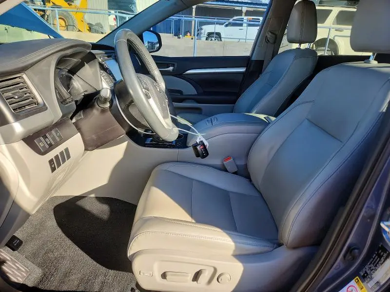 2019 TOYOTA HIGHLANDER SE  