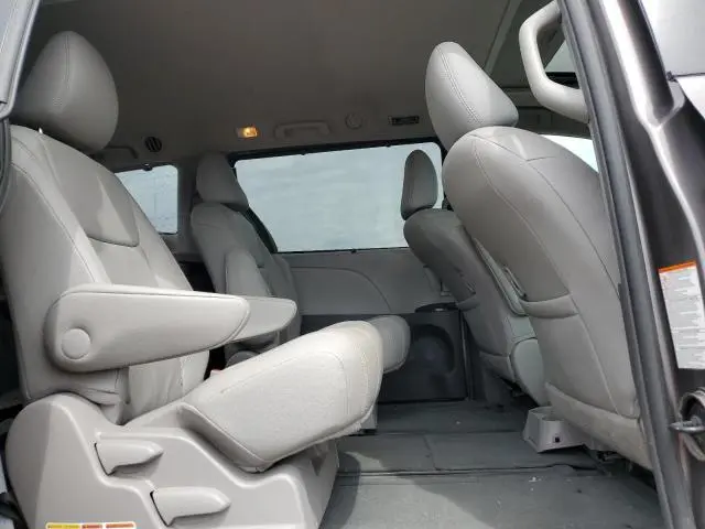 2016 TOYOTA SIENNA XLE  