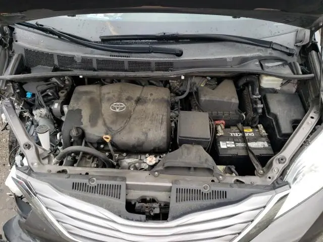 2017 TOYOTA SIENNA XLE  