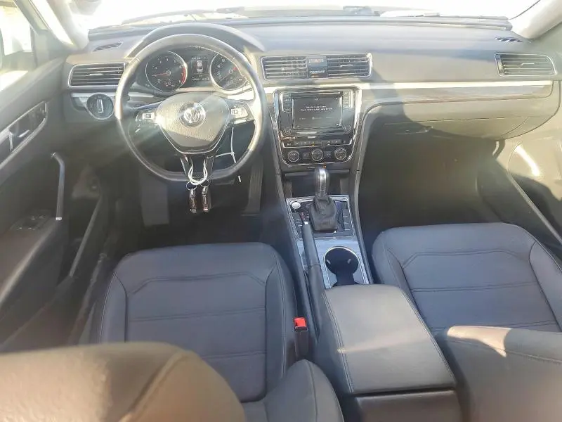 2018 VOLKSWAGEN PASSAT SE  