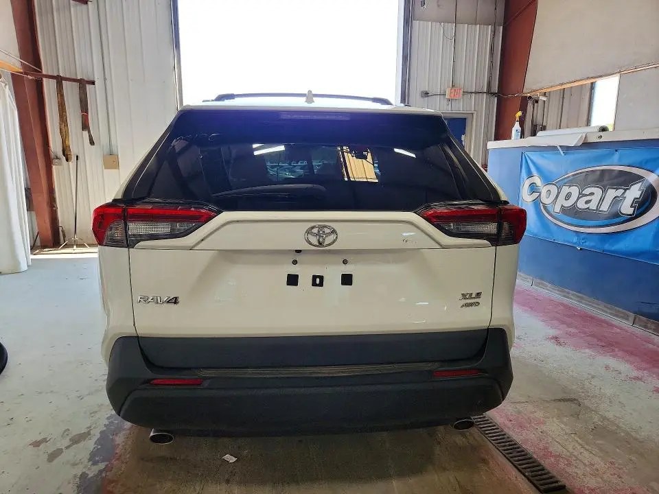 2021 TOYOTA RAV4 XLE  