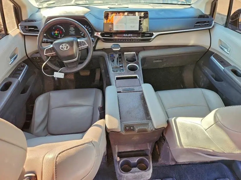 2021 TOYOTA SIENNA XLE  