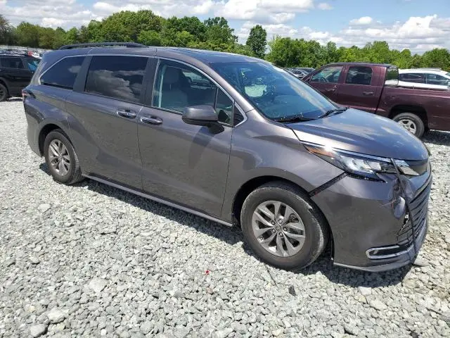 2023 TOYOTA SIENNA XLE  