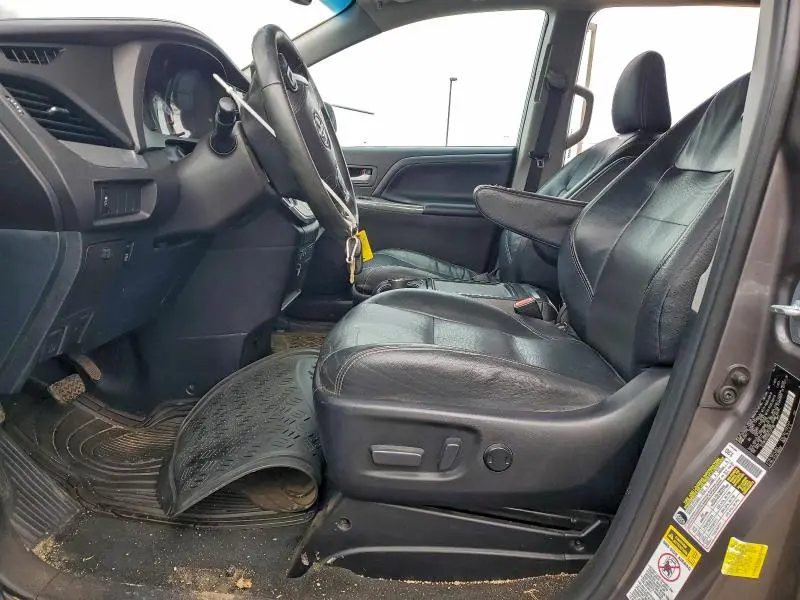 2016 TOYOTA SIENNA SE  