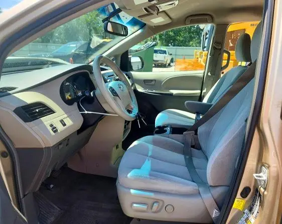 2013 TOYOTA SIENNA LE  