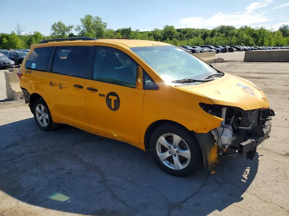 2017 TOYOTA SIENNA LE  