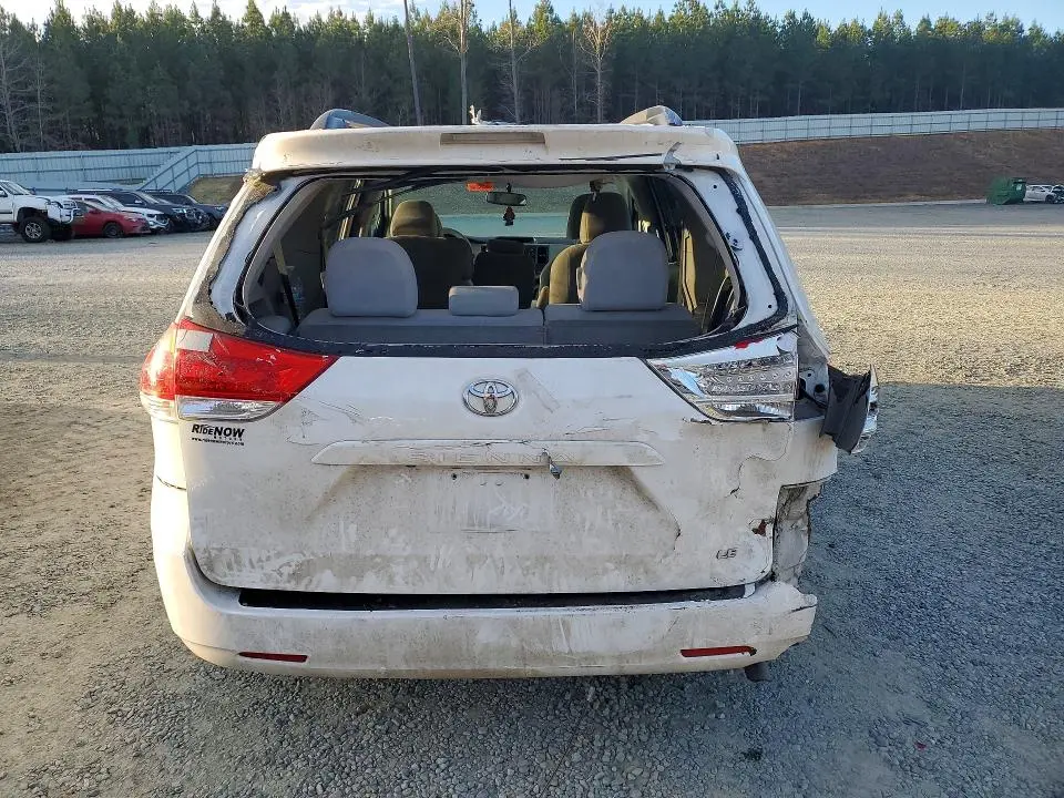2013 TOYOTA SIENNA LE  