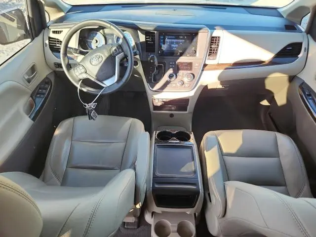 2017 TOYOTA SIENNA XLE  