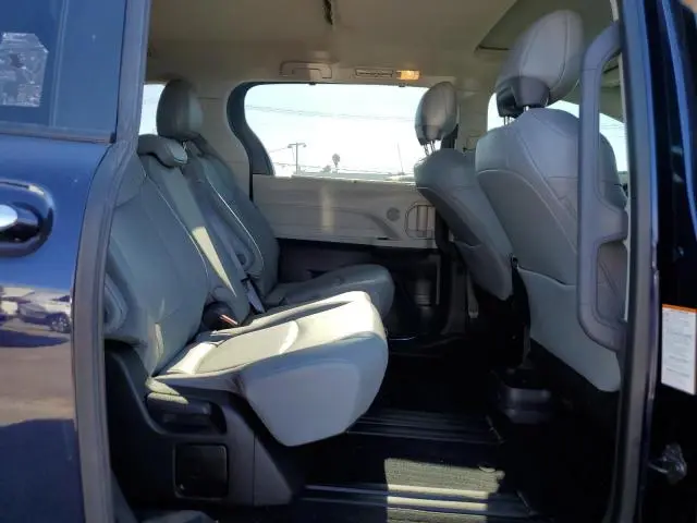 2022 TOYOTA SIENNA XLE  