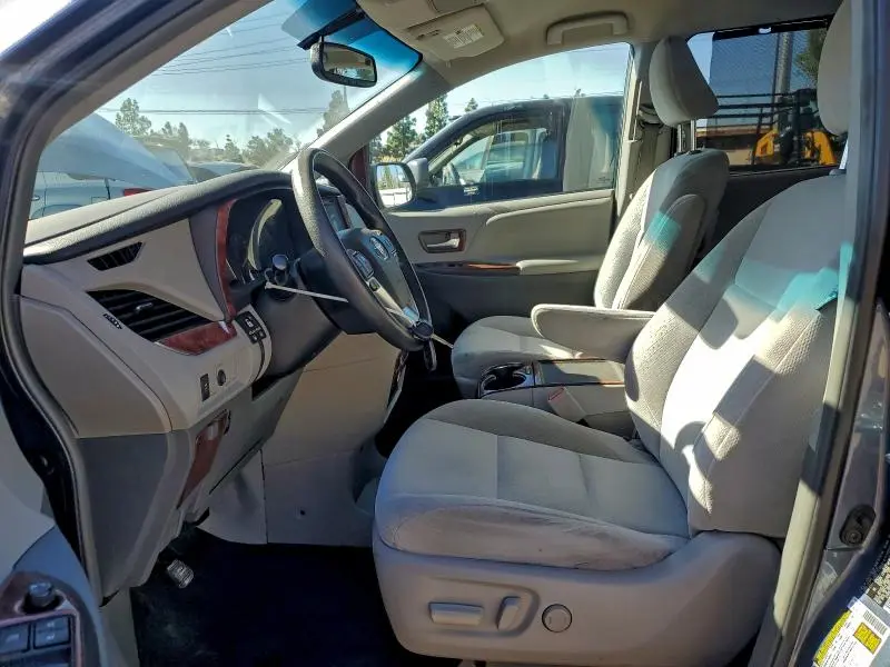 2016 TOYOTA SIENNA LE  