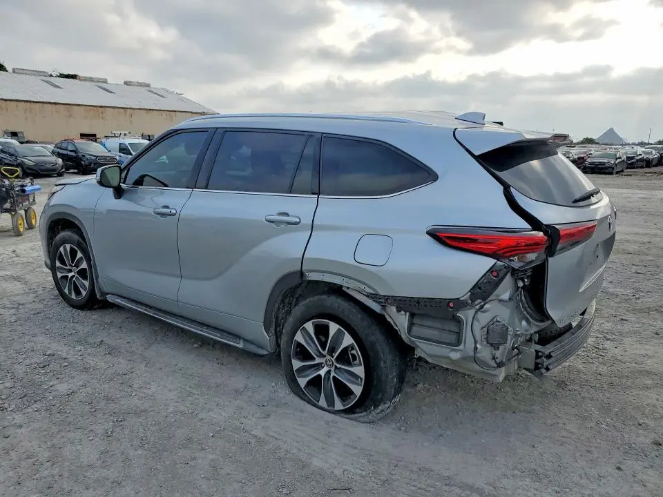 2021 TOYOTA HIGHLANDER XLE  