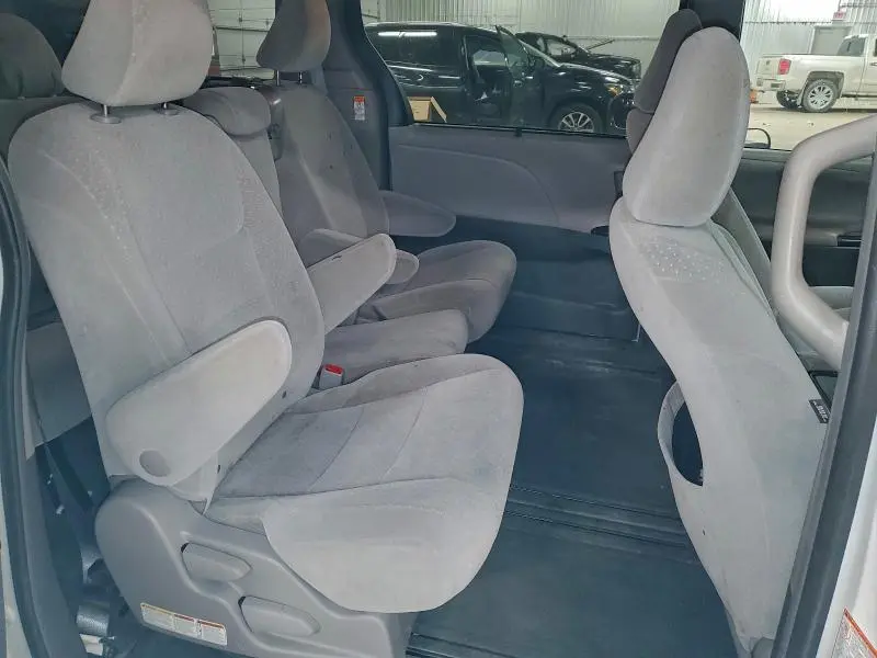2016 TOYOTA SIENNA LE  