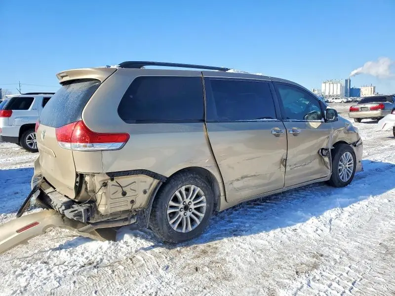 2011 TOYOTA SIENNA   