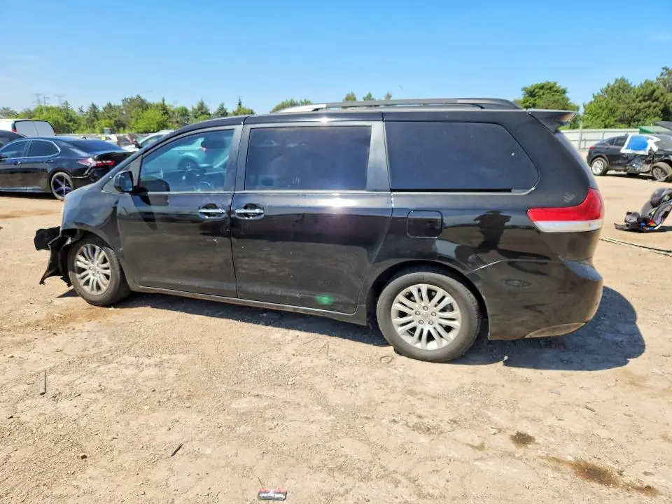 2014 TOYOTA SIENNA XLE 8-PASSENGER  