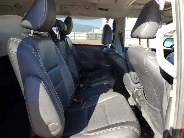 2017 TOYOTA SIENNA SE  