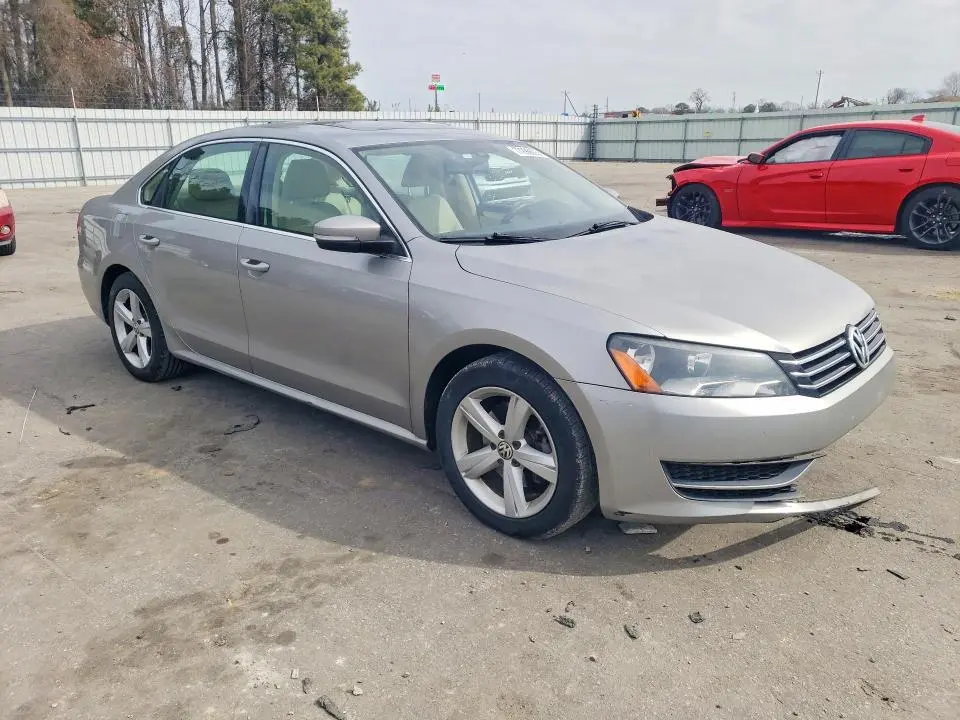 2013 VOLKSWAGEN PASSAT SE  
