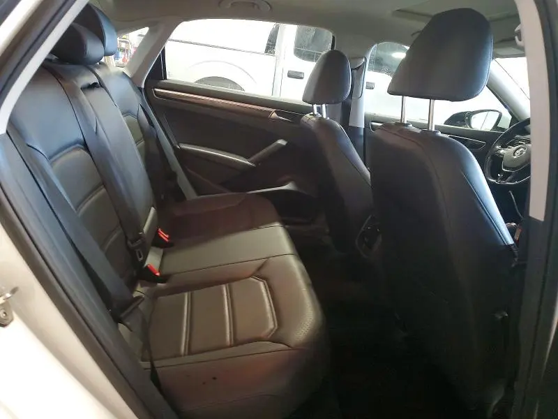 2018 VOLKSWAGEN PASSAT SE  