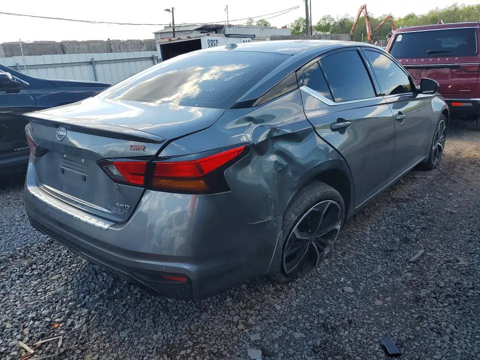 2023 NISSAN ALTIMA SR  