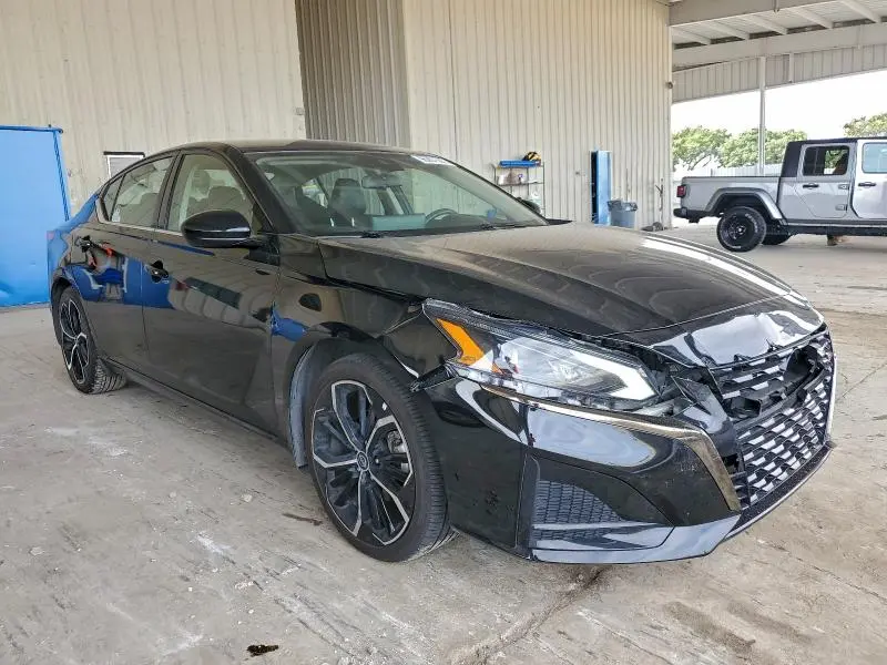 2024 NISSAN ALTIMA SR  