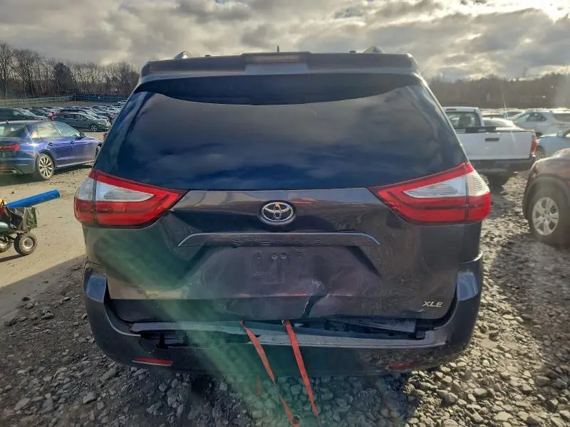 2018 TOYOTA SIENNA XLE  