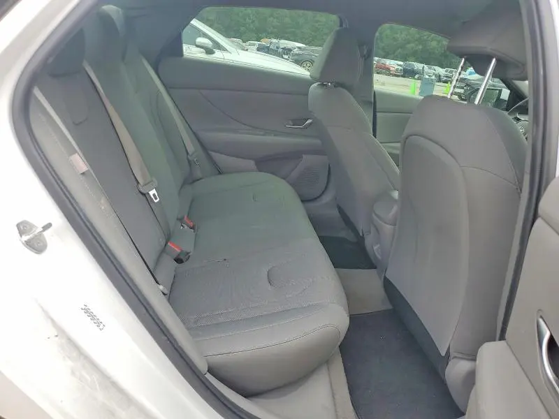 2024 HYUNDAI ELANTRA SE  