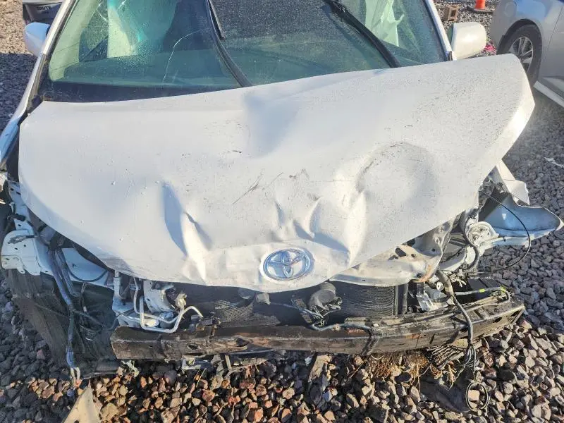 2017 TOYOTA SIENNA SE  