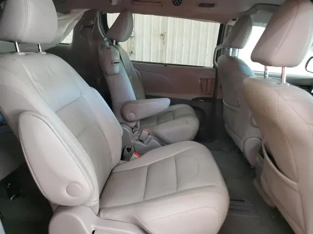 2017 TOYOTA SIENNA XLE