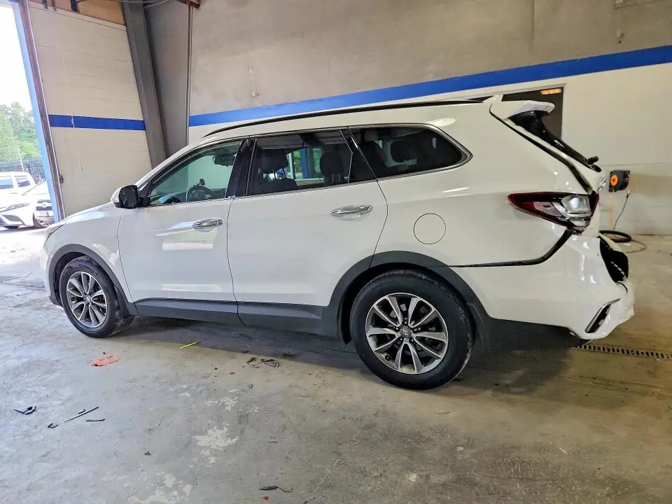 2018 HYUNDAI SANTA FE SE  