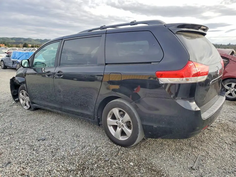 2013 TOYOTA SIENNA LE  