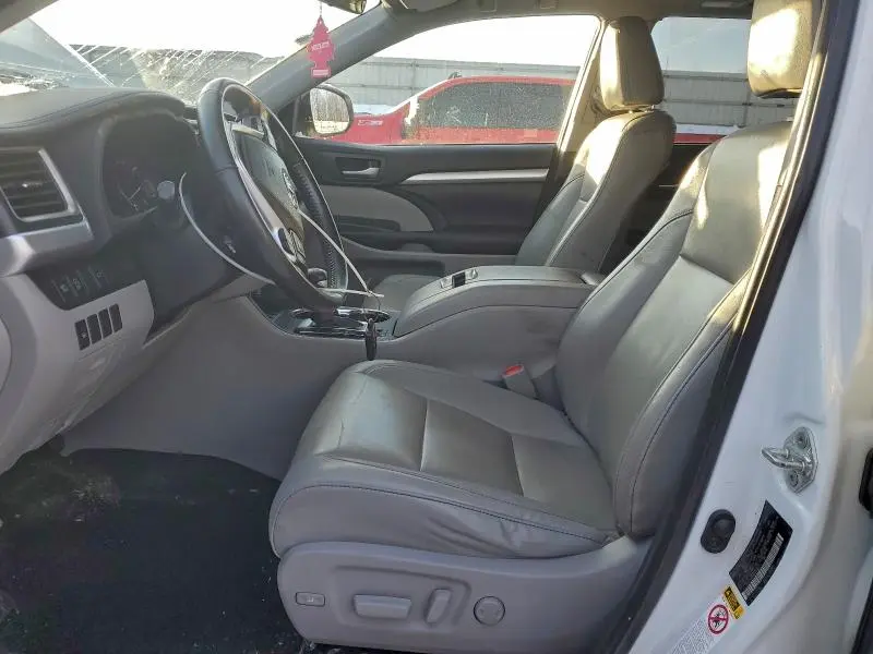 2019 TOYOTA HIGHLANDER SE  