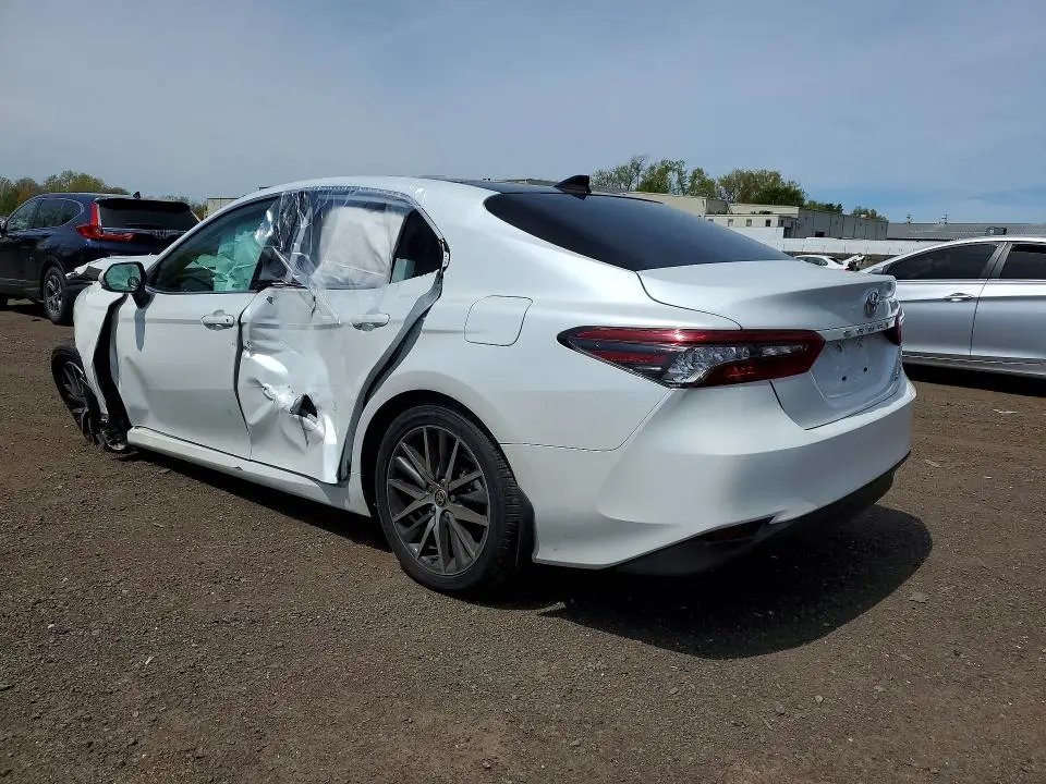 2021 TOYOTA CAMRY XLE  