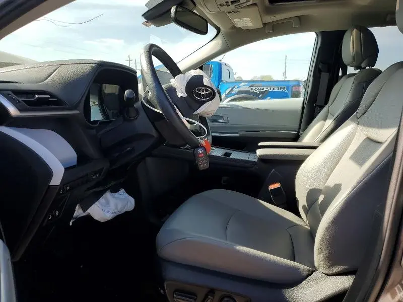 2025 TOYOTA SIENNA XLE 8-PASSENGER  