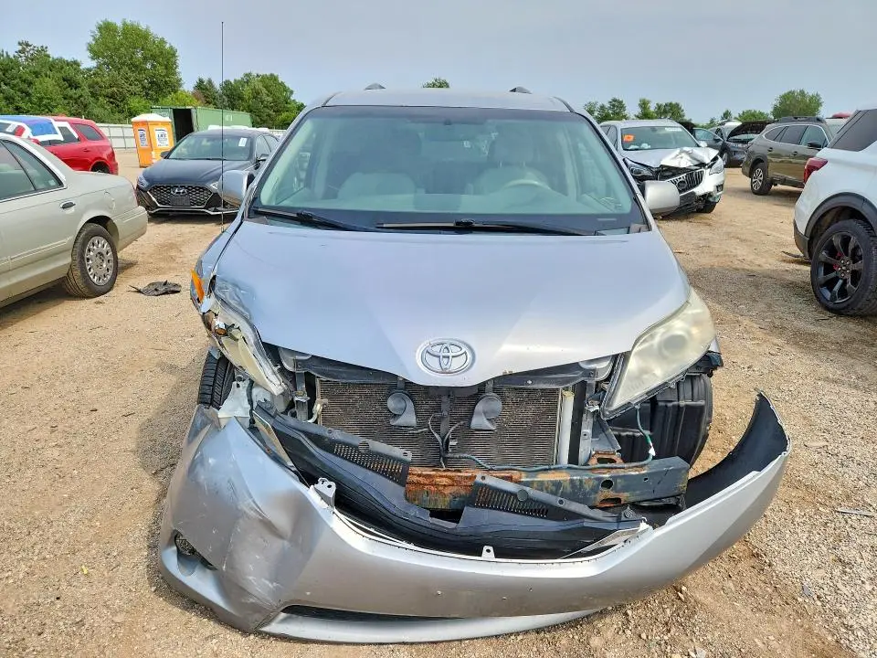 2013 TOYOTA SIENNA LE  