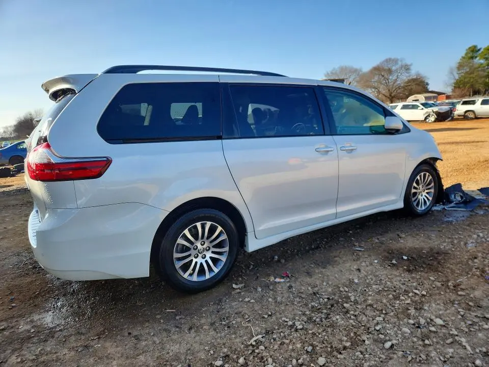 2020 TOYOTA SIENNA XLE PREMIUM 8-PASSENGER  