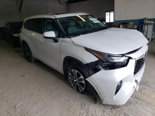 2022 TOYOTA HIGHLANDER XLE  